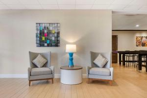 2 chaises et une table avec une lampe dans une pièce dans l'établissement Comfort Inn & Suites Danbury-Bethel, à Danbury