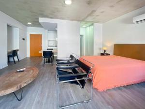 1 dormitorio con 1 cama grande y 1 mesa en Charming Studio in the Heart of La Boca - Caminito en Buenos Aires