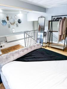 ノッティンガムにある1 Bedroom Apartment in the City Centre of Nottingham - UNDER NEW MANAGEMENTのベッドルーム1室(白い大型ベッド1台付)