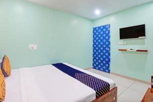 Säng eller sängar i ett rum på SPOT ON Mahaveer Resort