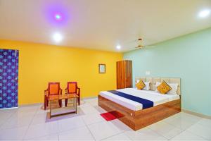 BhadrakにあるSPOT ON Mahaveer Resortのベッドルーム1室(ベッド1台、テーブル付)が備わります。