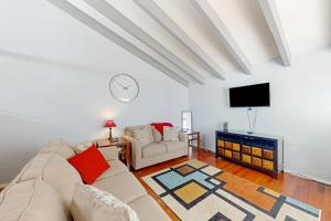テンピにあるHappy Hours Townhomeのソファとテレビのあるリビングルーム