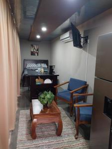 Cette chambre comprend une table, des chaises et un lit. dans l'établissement hospedaje nacho 3, à Chiles