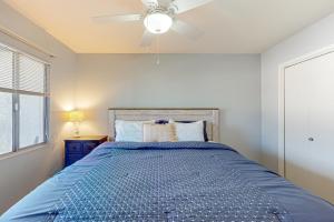 テンピにあるHappy Hours Townhomeのベッドルーム1室(青いベッド1台、シーリングファン付) +25枚の写真
