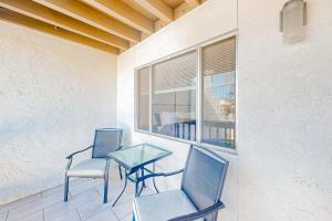 テンピにあるHappy Hours Townhomeのバルコニー(椅子2脚、テーブル付)、窓が備わります。