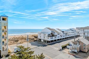 uitzicht op het strand vanaf het balkon van een gebouw bij Colonial Unit #502 in Ocean City