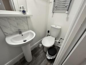 諾丁漢的住宿－Stay Sleep Rest - Gawthorne，白色的浴室设有卫生间和水槽。
