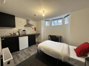 une chambre d'hôtel avec un lit et une cuisine dans l'établissement Stay Sleep Rest - Gawthorne, à Nottingham