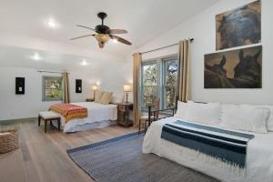 - une chambre avec 2 lits et un ventilateur de plafond dans l'établissement A Family Farmhouse in the Oak Groves of SMTX, à San Marcos