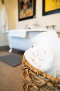 - une salle de bains avec un panier de serviettes et un lavabo dans l'établissement A Family Farmhouse in the Oak Groves of SMTX, à San Marcos