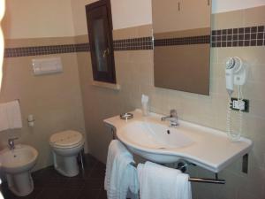 カステッランマーレ・デル・ゴルフォにあるGuest House Don Giovanniのバスルーム(洗面台、トイレ付)、電話が備わります。