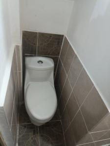 uma casa de banho com WC numa cabina de azulejos em 59C hostel em Antigua Guatemala