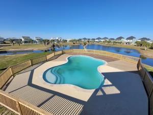 Bazén v ubytování Galveston Beach House with Water Views nebo v jeho okolí