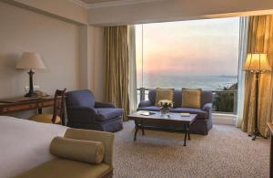 una camera d'albergo con un letto e una grande finestra di Habitación queen para 2 a Lima