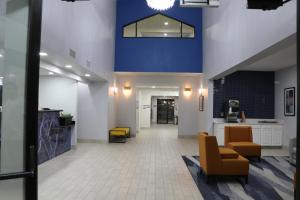 um corredor com cadeiras e uma parede azul em Quality Inn & Suites em Buda