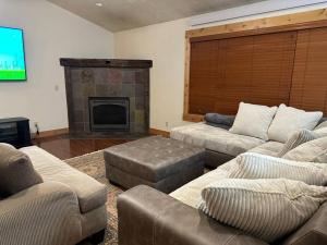 A seating area at Lodge on the Green