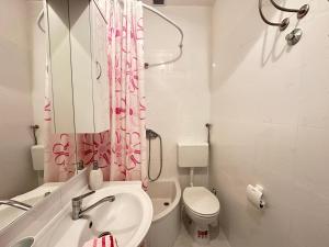 Kúpeľňa v ubytovaní Apartments by the sea Sali, Dugi otok - 12757