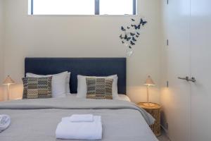 Letto o letti in una camera di Wavesong - Coast & Country