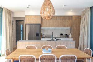 Cucina o angolo cottura di Wavesong - Coast & Country