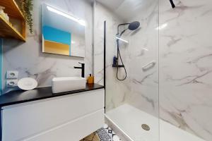 a bathroom with a sink and a shower at Proche Disney & Paris-2 min gare in Noisy-le-Grand