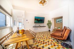 un soggiorno con tavolo e sedia in pelle di Oasis Noalys a Sardina