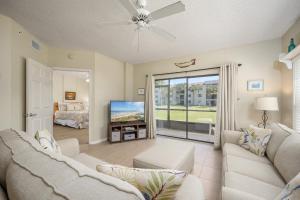 uma sala de estar com um sofá e uma televisão em Ocean Village Club Q11, 2 Bedrooms, Sleeps 6, Ground Floor, Pet Friendly em Saint Augustine