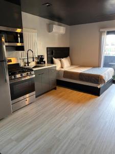 1 dormitorio con 1 cama y cocina con fogones en Balboa Park Hotel in Downtown Little Italy, en San Diego