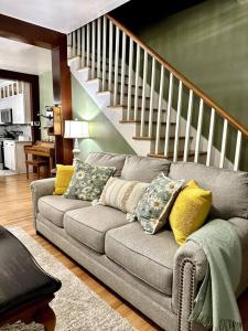 ein Wohnzimmer mit einem Sofa und einer Treppe in der Unterkunft The Vintage Daisy in Pocatello