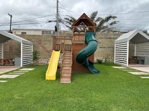 un parque infantil con tobogán y estructura de juegos en Apartamento en Villa Firenze en Tegucigalpa