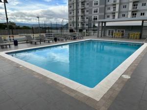 a large blue swimming pool in front of a building at Apartamento en Villa Firenze in Tegucigalpa