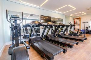 a row of treadmills in a gym at Studio 7 minutos do Expo Center Norte in São Paulo