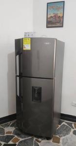 - un réfrigérateur en acier inoxydable dans l'angle de la pièce dans l'établissement Comodo apartamento en Pereira, à Pereira