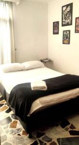 une chambre avec un grand lit dans une pièce dans l'établissement Comodo apartamento en Pereira, à Pereira 27 autres photos