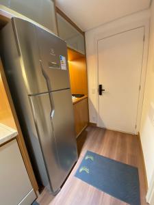 un frigorifero in acciaio inossidabile in una cucina con porta di Cyrela for you Ibirapuera Moema a San Paolo