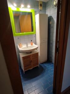 a bathroom with a sink and a mirror at Coslada parque blanco in Coslada