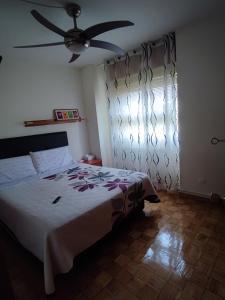 a bedroom with a bed and a ceiling fan at Coslada parque blanco in Coslada
