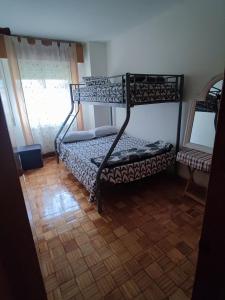 Katil dua tingkat atau katil-katil dua tingkat dalam bilik di Coslada parque blanco