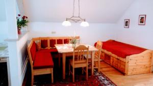 een eetkamer met een bed en een tafel en stoelen bij Ferienwohnung Irmgard in Deubach