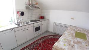 Η κουζίνα ή μικρή κουζίνα στο Ferienwohnung Irmgard +11 φωτογραφίες