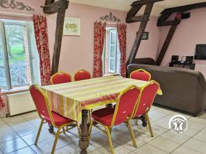 ein Esszimmer mit einem Tisch und Stühlen in der Unterkunft Gîte Montjean, 3 pièces, 5 personnes - FR-1-600-39 in Montjean