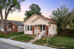 una casa en un barrio con una valla en Charming 2BR Getaway en New Albany