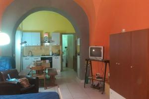 sala de estar con arco y cocina en One bedroom property with wifi at Catania, en Catania
