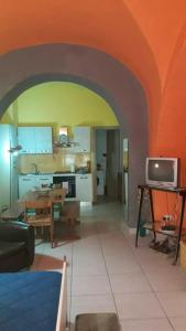 sala de estar con mesa y cocina en One bedroom property with wifi at Catania, en Catania