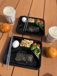 台東市的住宿－台東加路蘭部落民宿，桌上两盘带筷子和蔬菜的食物