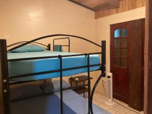 Etagenbett in einem Zimmer mit Tür in der Unterkunft Paraiso Tropical in Liberia