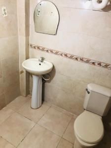 W łazience znajduje się umywalka, toaleta i lustro. w obiekcie HOTEL TREBOL w mieście Santo Domingo