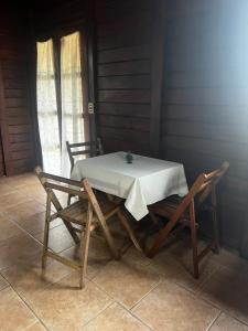 una mesa con 2 sillas y un mantel blanco en Cabañas en Parque Aqua Park, en Juan L. Lacaze