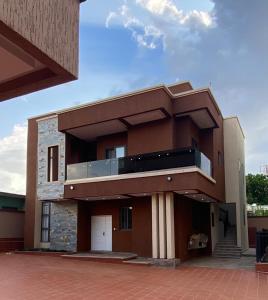 - un bâtiment avec un balcon sur le côté dans l'établissement Cozy Lux Apartments by Harolty, à Kumasi