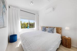 阳光海岸(HA2)BEACH VIBES Sunshine beach,100m to Beach,的一间带大床和窗户的白色卧室