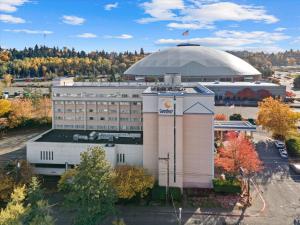 um edifício com uma grande cúpula em cima em Comfort Inn & Suites Downtown Tacoma em Tacoma